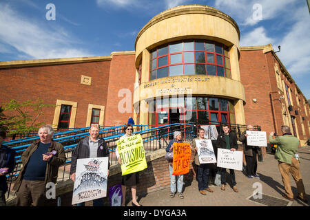 I membri e i sostenitori di Lewisham persone prima parte di profitto (PB4P) al di fuori di Bromley Magistrates Court nel Kent che mostra il supporto per PB4P elevato profilo membro: John Hamilton, che si trova di fronte a cariche di danni alla proprietà pubblica nel sud est di Londra. Foto Stock