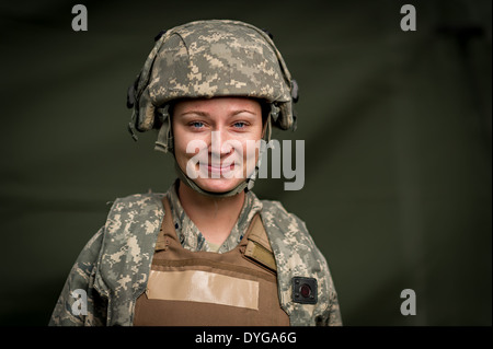 US Air Force 1 Lt. Ashley Stansberry, un infermiere di volo con la 86Evacuazione di medicina aeronautica Squadron, durante la prontezza della formazione Marzo 15, 2014 a Fort Polk, Lousianna. Foto Stock