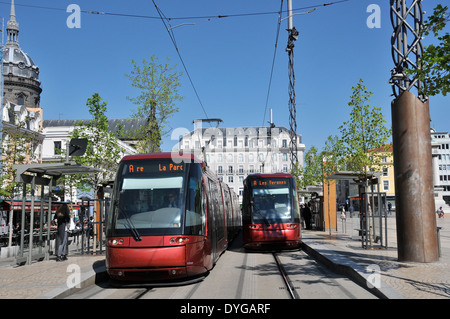 Tramvia Jaude square Clermont-Ferrand Puy-de-Dome Auvergne Francia Foto Stock