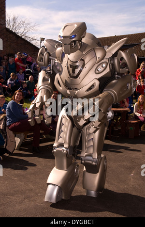 Titan il robot che appare in corrispondenza del gambo (Scienza, Tecnologia, Ingegneria Mathermatics) Festival, Liphook, Hampshire, Regno Unito. Foto Stock