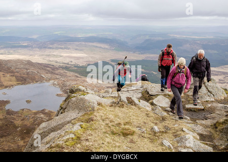 Scrambling degli scuotipaglia fino Daear Ddu ridge su Carnedd Moel Siabod con vista Llyn y Foel nelle montagne di Snowdonia North Wales UK Foto Stock