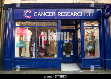 La ricerca sul cancro carità shop, Epsom High Street, Surrey, England, Regno Unito Foto Stock