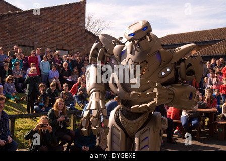 Titan il robot che appare in corrispondenza del gambo (scienza, tecnologia, ingegneria matematica) festival, liphook, hampshire, Regno Unito. Foto Stock