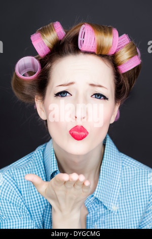 Junge Frau mit Lockenwicklern, Pin-Up - giovane donna con rullo per capelli Foto Stock