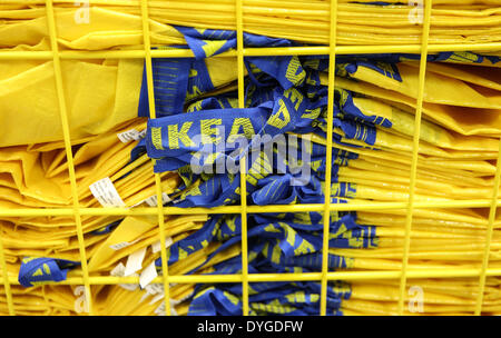 Il giallo dei sacchetti di plastica a Ikea a Brunnthal Foto stock - Alamy