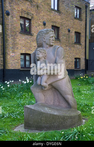 Christopher Jones statua nel sagrato della chiesa di Santa Maria Vergine Chiesa, Rotherhithe, London, Regno Unito Foto Stock