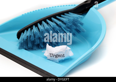 Testo urgente su cestino Foto Stock