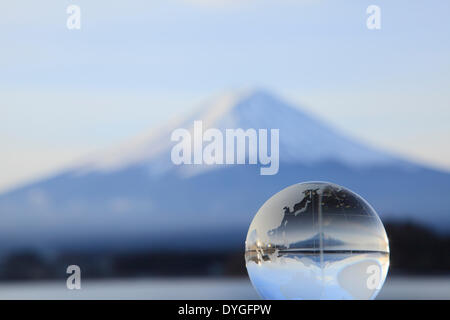 Globo di vetro e il Monte Fuji Foto Stock