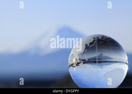 Globo di vetro e il Monte Fuji Foto Stock