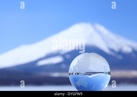 Globo di vetro e il Monte Fuji Foto Stock