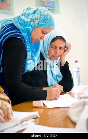 La TUNISIA, Tunisi: donne ottenere un 8 mesi l'istruzione in cucina, la cottura e la lettura, scrittura, matematica e le informazioni di lavoro diritti. Foto Stock