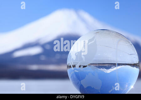 Globo di vetro e il Monte Fuji Foto Stock