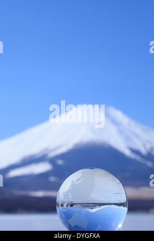 Globo di vetro e il Monte Fuji Foto Stock