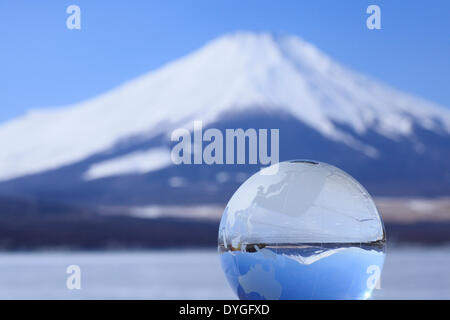 Globo di vetro e il Monte Fuji Foto Stock