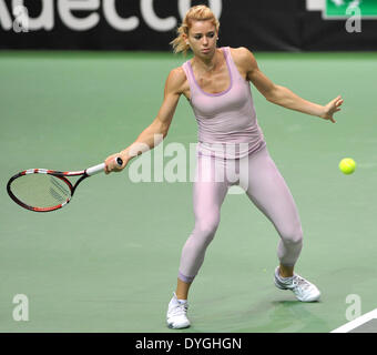 Ostrava, Repubblica Ceca. Xvii Apr, 2014. Italiano di tennis player Camila Giorgi è visto durante un corso di formazione tecnica per la Fed Cup semifinale partita Repubblica Ceca vs Italia a Ostrava, Repubblica ceca, 17 aprile 2014. © Jaroslav Ozana/CTK foto/Alamy Live News Foto Stock