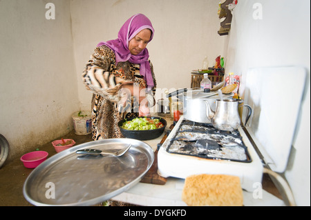 La TUNISIA, KASSERINE: la vita nei villaggi intorno a Kasserine è tradizionale, rurali e spesso scadente anche senza acqua corrente. Foto Stock