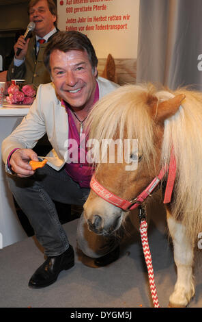 Monaco di Baviera, Germania. Xvii Apr, 2014. Cantante tedesco Patrick Lindner pone con ex circus pony "Pumuckl' per promuovere il Gut Aiderbichl farm in un centro commerciale di Monaco di Baviera, Germania, il 17 aprile 2014. L'animale austriaco santuario è dedicato per il soccorso di animali con tristi storie di vita. Foto: Ursula Dueren/dpa/Alamy Live News Foto Stock