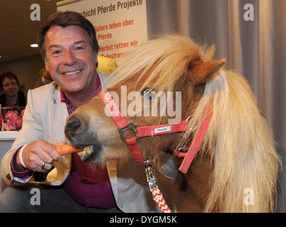 Monaco di Baviera, Germania. Xvii Apr, 2014. Cantante tedesco Patrick Lindner pone con ex circus pony "Pumuckl' per promuovere il Gut Aiderbichl farm in un centro commerciale di Monaco di Baviera, Germania, il 17 aprile 2014. L'animale austriaco santuario è dedicato per il soccorso di animali con tristi storie di vita. Foto: Ursula Dueren/dpa/Alamy Live News Foto Stock