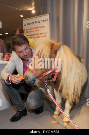 Monaco di Baviera, Germania. Xvii Apr, 2014. Cantante tedesco Patrick Lindner pone con ex circus pony "Pumuckl' per promuovere il Gut Aiderbichl farm in un centro commerciale di Monaco di Baviera, Germania, il 17 aprile 2014. L'animale austriaco santuario è dedicato per il soccorso di animali con tristi storie di vita. Foto: Ursula Dueren/dpa/Alamy Live News Foto Stock