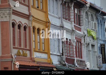 Secondo piani di facciata di edifici tipici della architettura di Singapore sulla Strada Araba di Singapore. Foto Stock