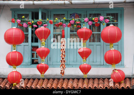 Anno Nuovo Cinese decorazioni su un negozio a Singapore Foto Stock