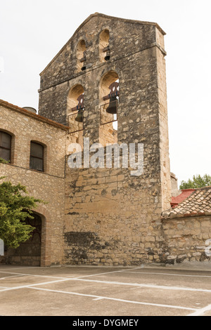 Cappella sul lato del castello in Castellet i la Gornal monumento indicizzate in catalano registro del patrimonio vicino a Barcelona, Spagna. Foto Stock