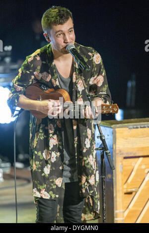 Madison, Wisconsin, Stati Uniti d'America. Xvi Apr, 2014. Il cantante Tyler Giuseppe di ventuno piloti si esibisce dal vivo al maestoso Teatro di Madison, Wisconsin © Daniel DeSlover/ZUMAPRESS.com/Alamy Live News Foto Stock