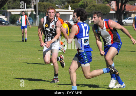 Australian Rules Football giocato a livello amatoriale. Foto Stock