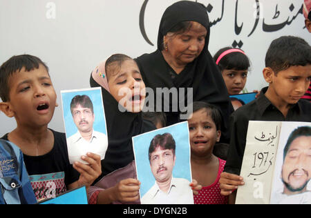 Muttehida movimento Qaumi sostenitori e attivisti protestano contro le uccisioni extra giudiziali e scomparsa forzata del MQM lavoratori, a Karachi press club il giovedì, 17 aprile 2014. MQM ha lanciato un appello alle persone di partecipare alla manifestazione di protesta. Il partito ha inoltre programmato una manifestazione di protesta per il venerdì. Foto Stock