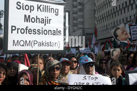 Muttehida movimento Qaumi sostenitori e attivisti protestano contro le uccisioni extra giudiziali e scomparsa forzata del MQM lavoratori, a Karachi press club il giovedì, 17 aprile 2014. MQM ha lanciato un appello alle persone di partecipare alla manifestazione di protesta. Il partito ha inoltre programmato una manifestazione di protesta per il venerdì. Foto Stock