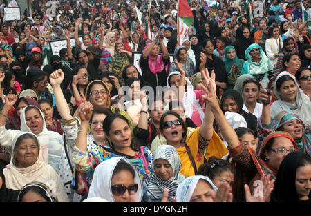 Muttehida movimento Qaumi sostenitori e attivisti protestano contro le uccisioni extra giudiziali e scomparsa forzata del MQM lavoratori, a Karachi press club il giovedì, 17 aprile 2014. MQM ha lanciato un appello alle persone di partecipare alla manifestazione di protesta. Il partito ha inoltre programmato una manifestazione di protesta per il venerdì. Foto Stock