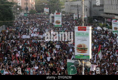 Muttehida movimento Qaumi sostenitori e attivisti protestano contro le uccisioni extra giudiziali e scomparsa forzata del MQM lavoratori, a Karachi press club il giovedì, 17 aprile 2014. MQM ha lanciato un appello alle persone di partecipare alla manifestazione di protesta. Il partito ha inoltre programmato una manifestazione di protesta per il venerdì. Foto Stock