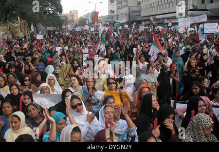 Muttehida movimento Qaumi sostenitori e attivisti protestano contro le uccisioni extra giudiziali e scomparsa forzata del MQM lavoratori, a Karachi press club il giovedì, 17 aprile 2014. MQM ha lanciato un appello alle persone di partecipare alla manifestazione di protesta. Il partito ha inoltre programmato una manifestazione di protesta per il venerdì. Foto Stock