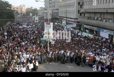 Muttehida movimento Qaumi sostenitori e attivisti protestano contro le uccisioni extra giudiziali e scomparsa forzata del MQM lavoratori, a Karachi press club il giovedì, 17 aprile 2014. MQM ha lanciato un appello alle persone di partecipare alla manifestazione di protesta. Il partito ha inoltre programmato una manifestazione di protesta per il venerdì. Foto Stock