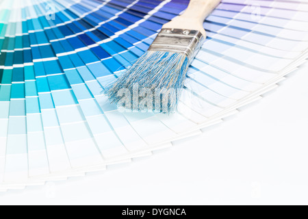 Pennelli e il blu dei campioni di colore su sfondo bianco. Foto Stock