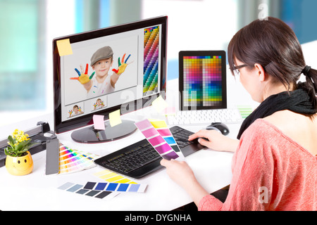 Graphic designer al lavoro. Campione di colore dei campioni. Foto Stock