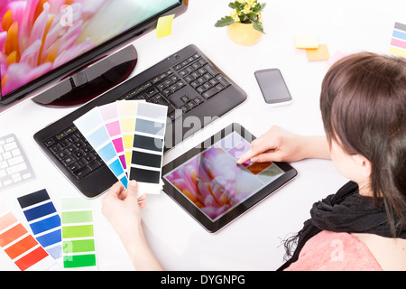 Graphic designer al lavoro. Campione di colore dei campioni. Foto Stock