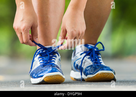 Runner cercando le scarpe running ottenere pronto per jogging Foto Stock