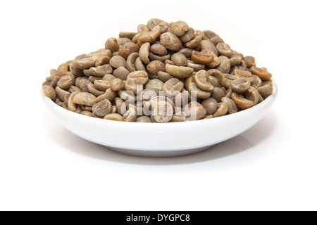 Ciotola di Arabica verde i chicchi di caffè isolato su un bianco di sfondo per studio. Foto Stock