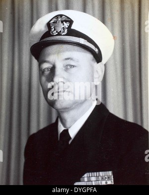Questa foto della collezione Theodore (TP) Hall cattura un momento significativo nella storia dell'aviazione. La collezione di Hall conserva immagini rare che documentano lo sviluppo e la storia dell'aviazione militare, con particolare attenzione ai contributi dei primi aviatori e aerei. Foto Stock
