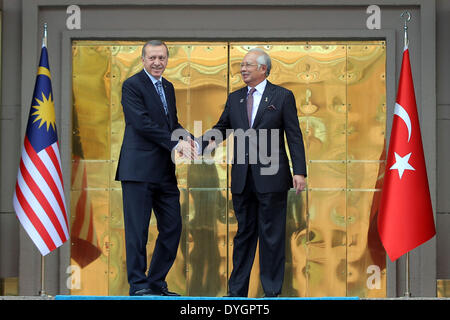 (140418)-- Ankara, 18 aprile 2014 (Xinhua) --primo ministro turco Recep Tayyip Erdogan (L) assiste ad una cerimonia di benvenuto con visita il Primo ministro della Malaysia, Najib Razak ad Ankara, Turchia, 17 aprile 2014. (Xinhua/Mustafa Kaya) Foto Stock