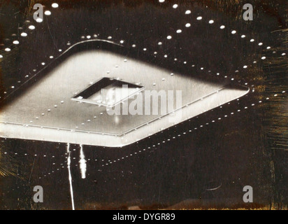 Questa foto della collezione Theodore Hall mostra un momento significativo nella storia dell'aviazione o militare, catturando eventi e figure chiave che hanno contribuito a plasmare l'industria durante il XX secolo. Foto Stock
