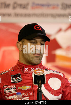 Aprile 16, 2014 - Ft. Vale la pena, Texas, Stati Uniti d'America - Apr.16, 2014. Ft. Vale la pena, Tx. Tony Kanaan durante una conferenza stampa come parte della IndyCar Racing League sessione di test al Texas Motor Speedway in Ft. Vale la pena, Tx. (Credito Immagine: © Ralph Lauer/ZUMAPRESS.com) Foto Stock