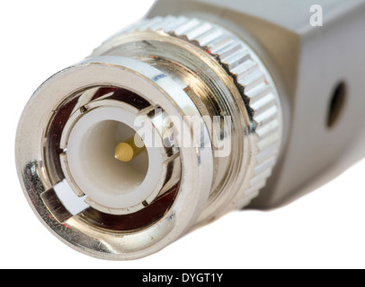 Elettrico spina BNC connettore a baionetta o connessione utilizzata per la connessione di apparecchiature di test. Primo piano su uno sfondo bianco. Foto Stock