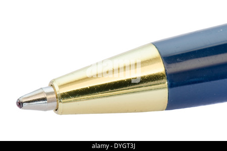 Penna a sfera. Closeup macro di una penna a sfera o biro su uno sfondo bianco. Foto Stock