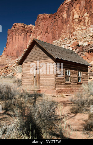 Schoolhouse e arenaria bluff, storico fruita, Capitol Reef National Park nello Utah Stati Uniti d'America Foto Stock