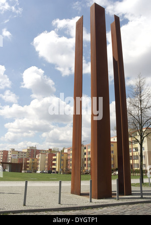 Cielo blu, il bianco delle nuvole ritratto, a Bernauer Strasse, colonne di acciaio Ubicazione della marcatura del muro di Berlino in torre di guardia, Strelitzer Strasse Foto Stock