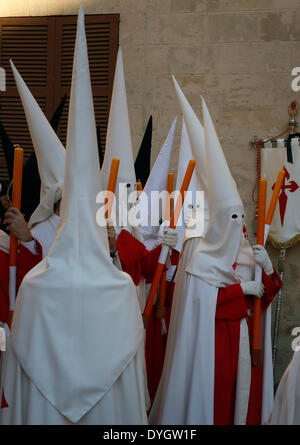 Palma de Mallorca, Spagna. Xvii Apr, 2014. I penitenti attendere l'inizio di una pasqua settimana santa processione in spagnolo isola delle Baleari. Credito: Zixia/Alamy Live News Foto Stock