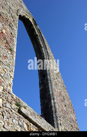 Arco nella parete di fondo della chiesa presso a Leiston Abbey, Suffolk Foto Stock