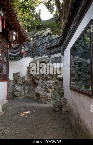 Jade Garden Città Vecchia Shanghai Il Giardino di Yuyuan Bazaar, pietra Drago Drago due capi della parete del drago Foto Stock